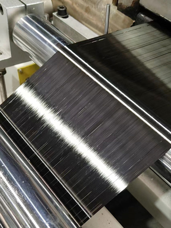Procédé de moulage de composite thermoplastique renforcé de fibre de carbone